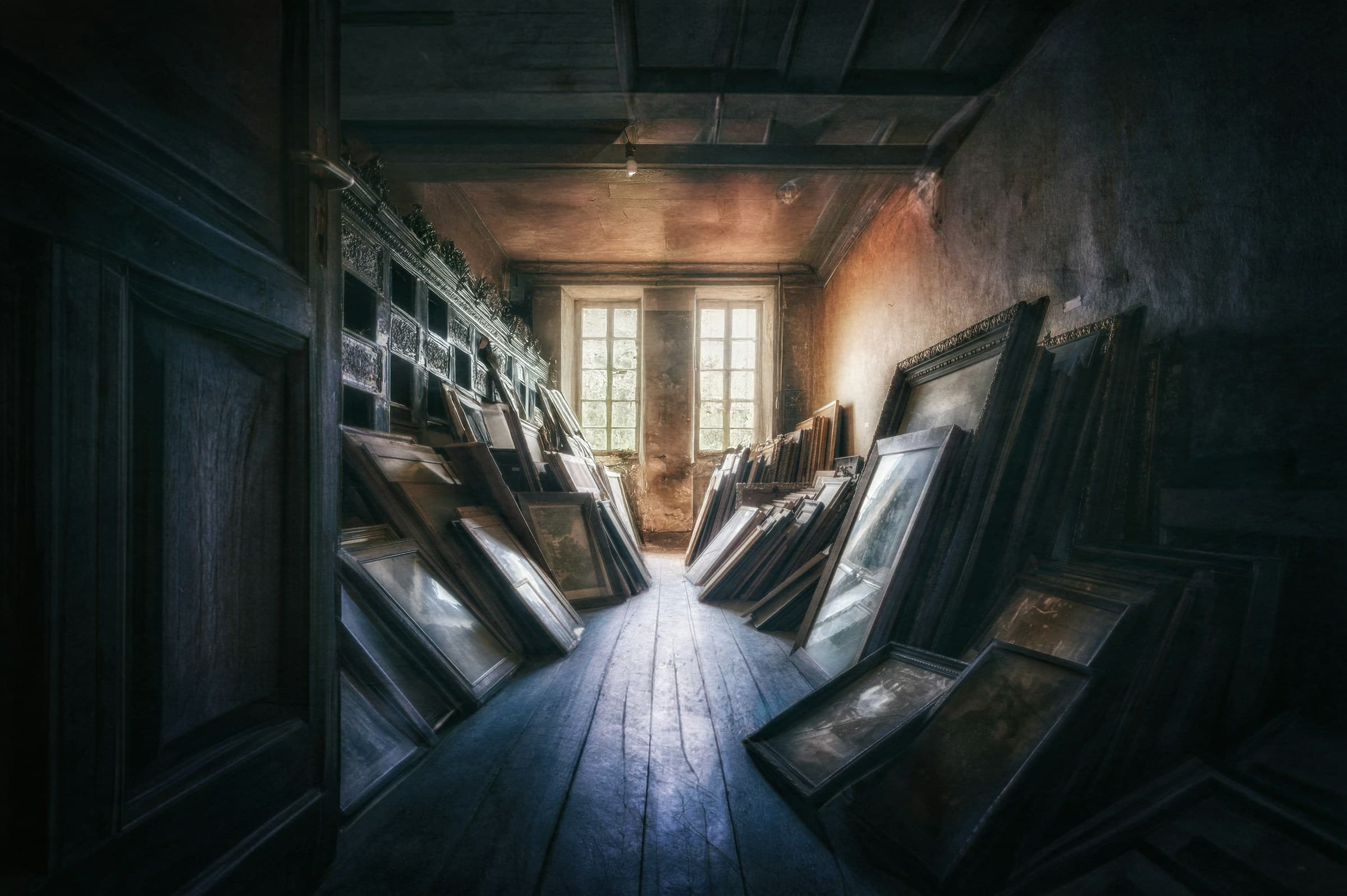 Intérieur en cours de débarras, mobilier ancien et objets de famille